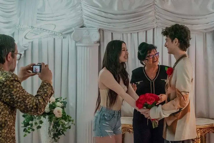 ▲ 對於一個富可敵國的紈褲子弟來說，婚姻只是另一個花錢了事的差事。來源：《艾諾拉》電影劇照