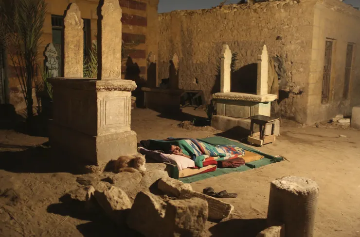 以陵墓為枕的男子