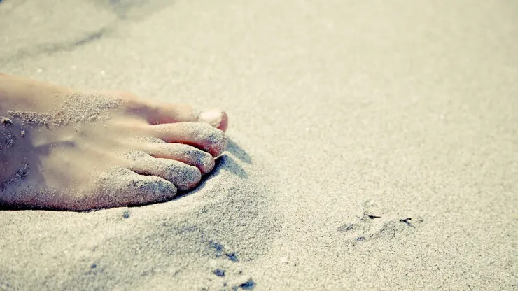 http://pixabay.com/zh/photos/foot-barefoot-sandy-beach-vacations-594140/