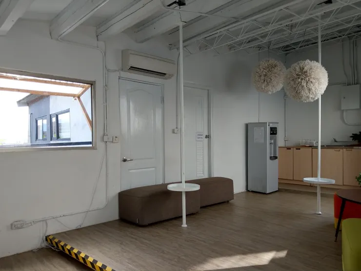 裡面沙發、飲水機、流裡臺、冷氣一應具全。可以大方走進來使用