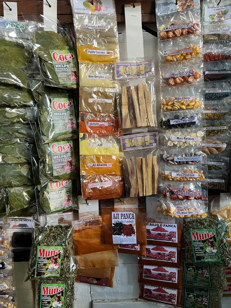 左邊Coca是古柯葉，Muna是穆納葉（又被稱為安地斯薄荷），茶飲或咀嚼可用以緩解高山症症狀。中間粉狀是各類調味粉，Aji panca是祕魯紅辣椒，淺褐色條狀是肉桂，右邊是各種玉米或香料種子。印加男人常在胸前掛著小袋裝著乾燥的古柯葉，除了日常咀嚼提神，並分享給朋友，與嚼菸草或抽菸的功能相似。