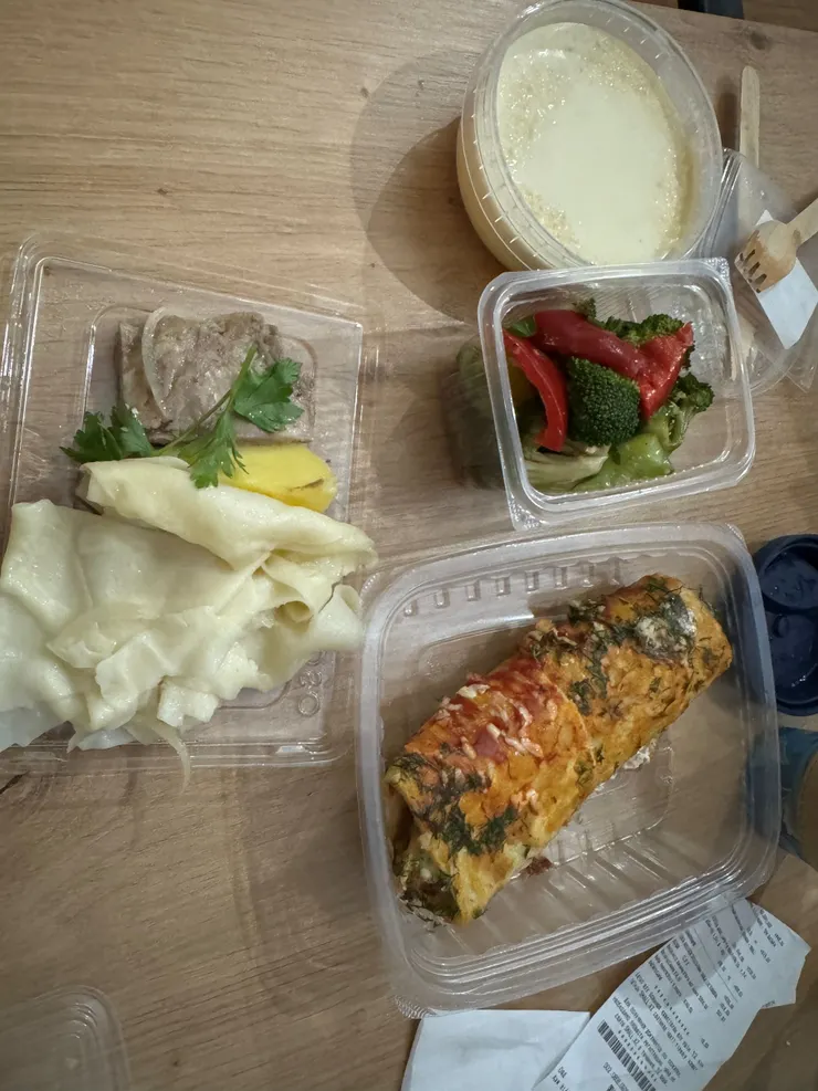 在超市買的晚餐兼消夜，2人分食