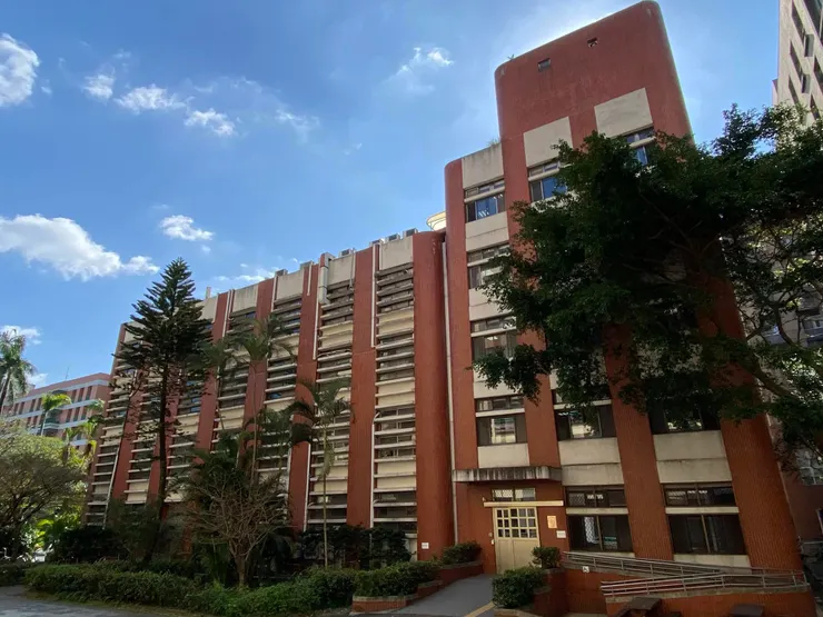 生化所的右側面，及後方增建的五層樓電梯大樓