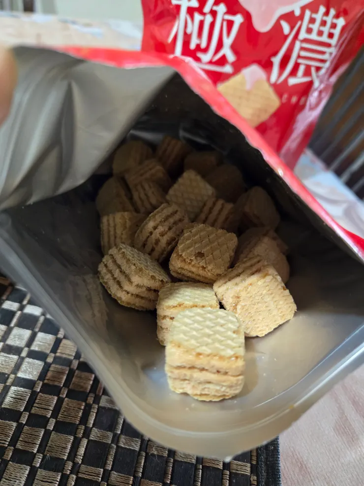 盛香珍極濃草苺巧克酥開袋