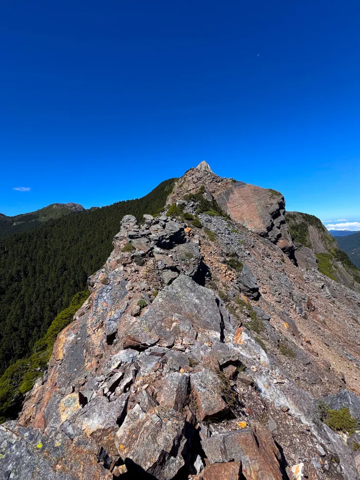 到底是誰在山頂亂倒石頭～～～