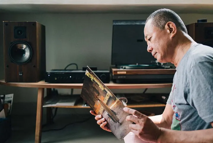 陳輝龍手中拿的黑膠唱片是坂本龍一為義大利導演 Luca Guadagnino 執導短片《The Staggering Girl 踉蹌的女孩》所製作的配樂。圖片取自潮人物網站