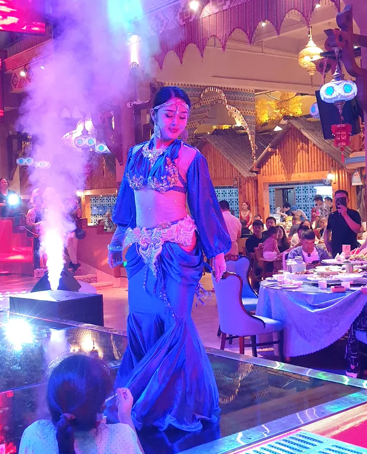 一邊吃飯一邊可欣賞維吾爾族美女的舞蹈表演