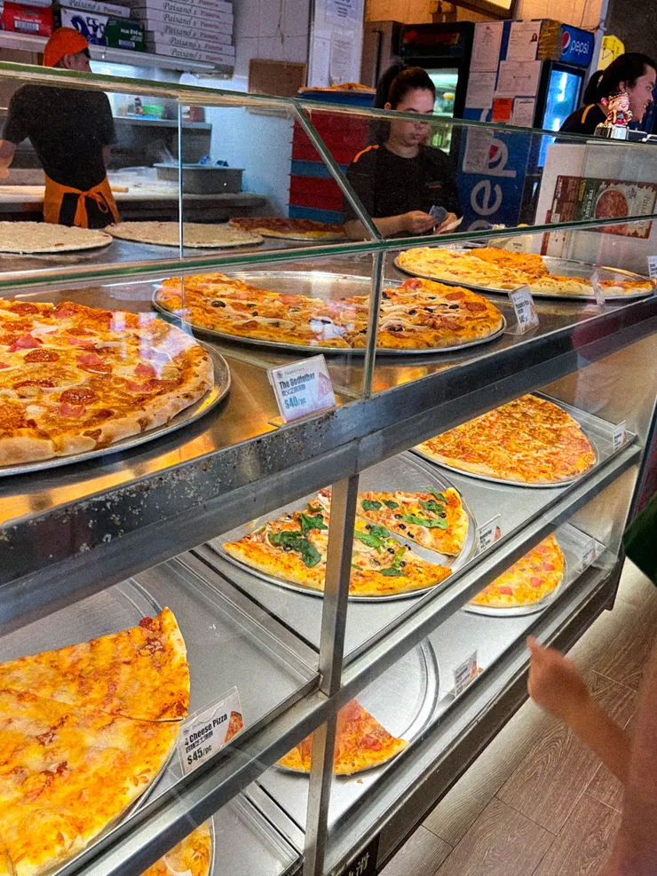 沒有騙你，他們披薩一片比你臉還大