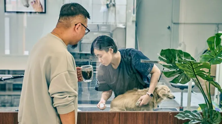 ▲哈哈窩中和積穗店一站式服務，提供飼主與寵物放鬆的空間。(哈哈窩提供)