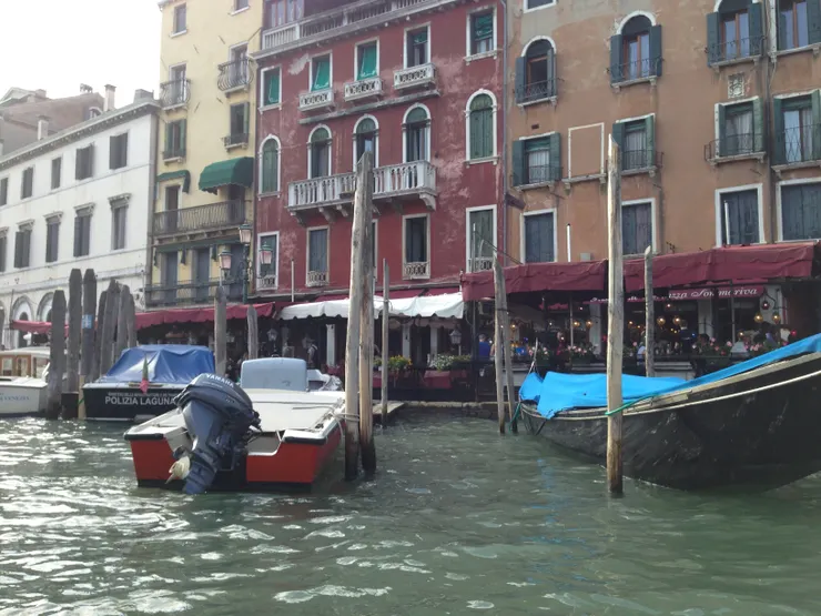 大運河旁十分熱鬧