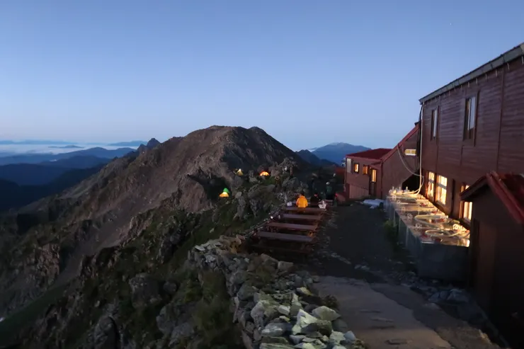 帳篷亮著燈，山屋亮著燈，山上溫暖的日常