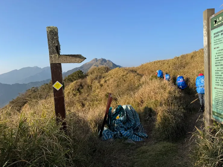 往光被八表前進，黃色菱形標誌為為維護登山安全的新設標記，清楚的標示路線與行進距離。