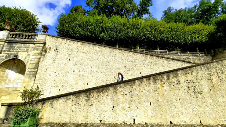 【從城堡二樓右側出來，是一個舖著石板的大平台，對面有階梯可登高。】