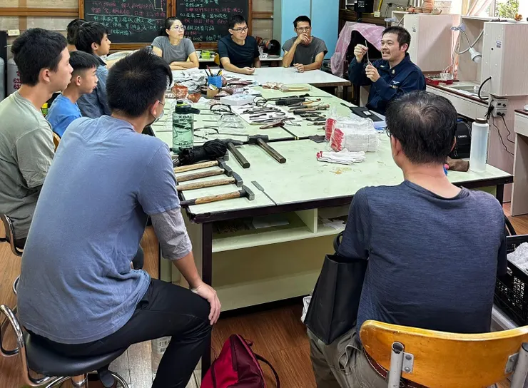 由老師、家長、中學生所組成的學習團隊