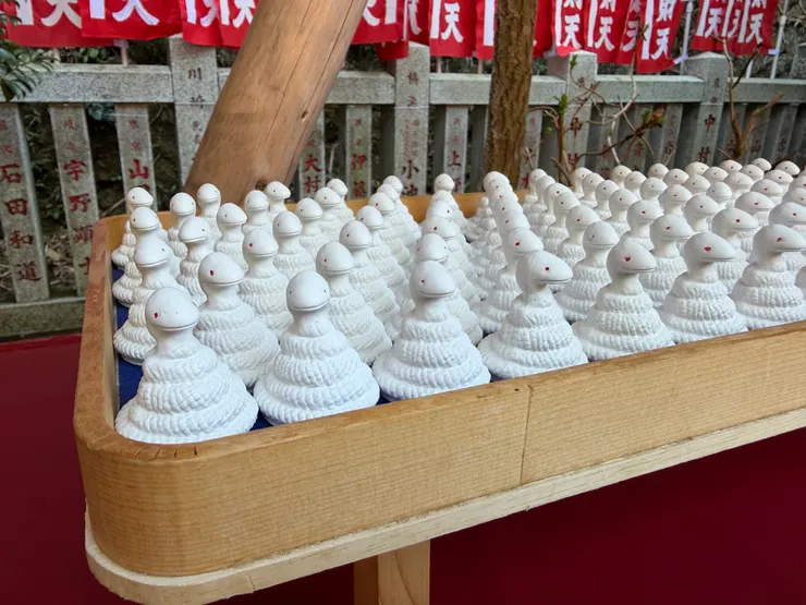 白蛇是弁財天的使者,買一尊小白蛇奉納給弁財天,保佑事事順利