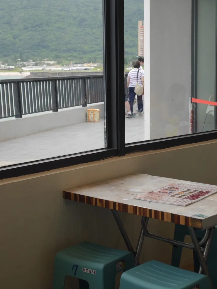 靠近窗畔的幸運位置，一抬頭便是綿延海景