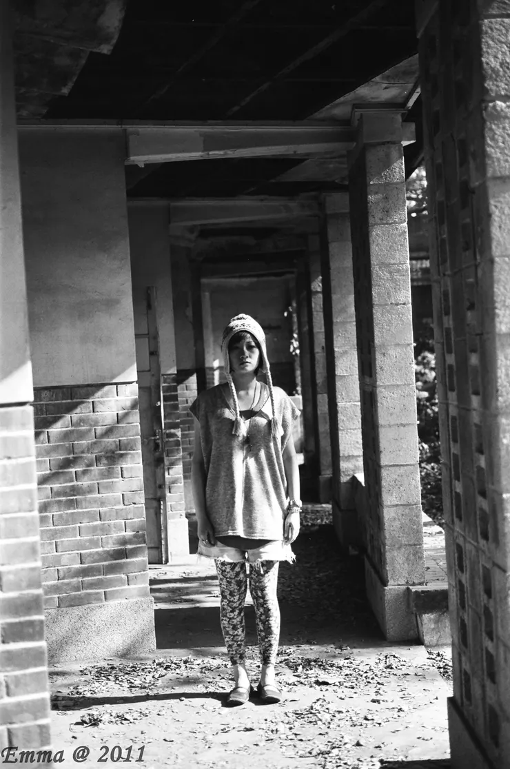 Liya shot by Emma @ 橋頭，台灣。2011.