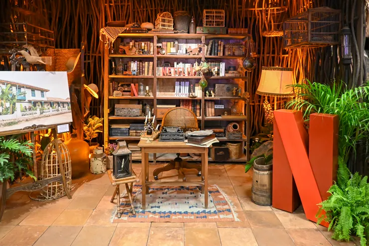 瓜達拉哈拉國際書展上宣傳本劇的攤位，攝於2024年12月。由 ProtoplasmaKid - 自己的作品, CC BY-SA 4.0, https://commons.wikimedia.org/w/index.php?curid=156170993