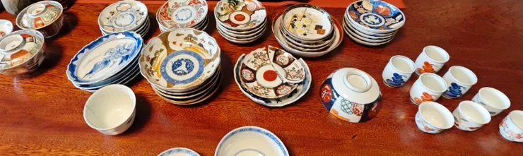 日本伊萬里燒（有田燒）。從青花染付的清雅，到金襴手的富麗，它們不僅是日常食器，更是一部濃縮的東西文化交融史。