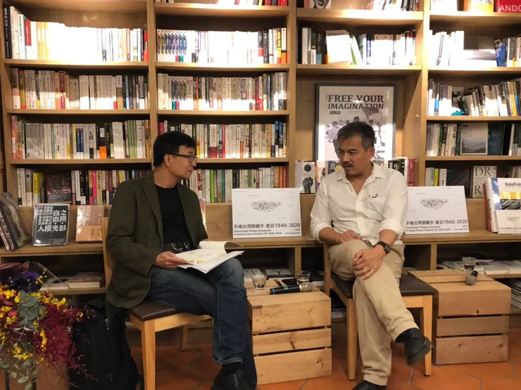 第一場新書座談「在歷史的觀景窗,你看到了什麼?」。作者邱顯洵(右)與國家人權博物館館長陳俊宏(左)對談於青鳥居所。(大寬文化提供)