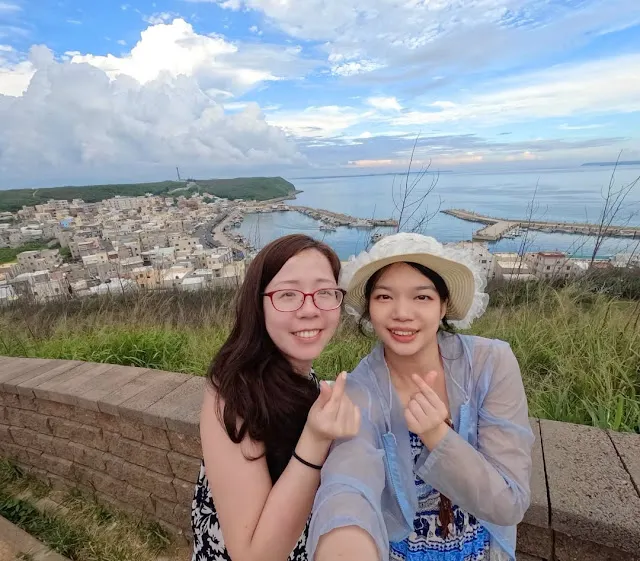 從三仙塔俯瞰外垵漁港，絕美的台版小希臘