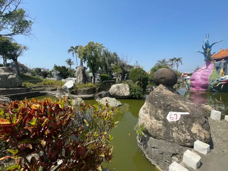 爬上窄窄的樓梯，在走下窄窄的樓梯，就會看到指標67