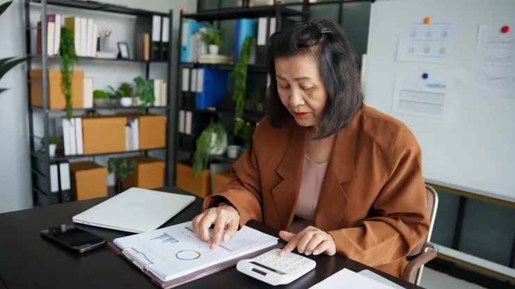 45歲以上壯世代占比達51%：每兩人就有一人年過45歲，企業再創人力資源新可能。(圖/Canva)