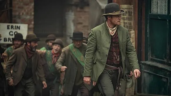 芬尼亞兄弟會通常穿著綠色的衣服以表示其身分，也讓許多人看見他們便唯恐不及。Photo by Dan Ollerhead/Netflix - © 2024 Netflix, Inc.