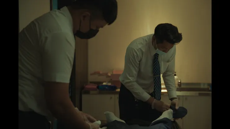 （圖／《水火山》電影劇照－找來真實的禮儀師演出自己的工作日常；台灣國際紀錄片影展提供）