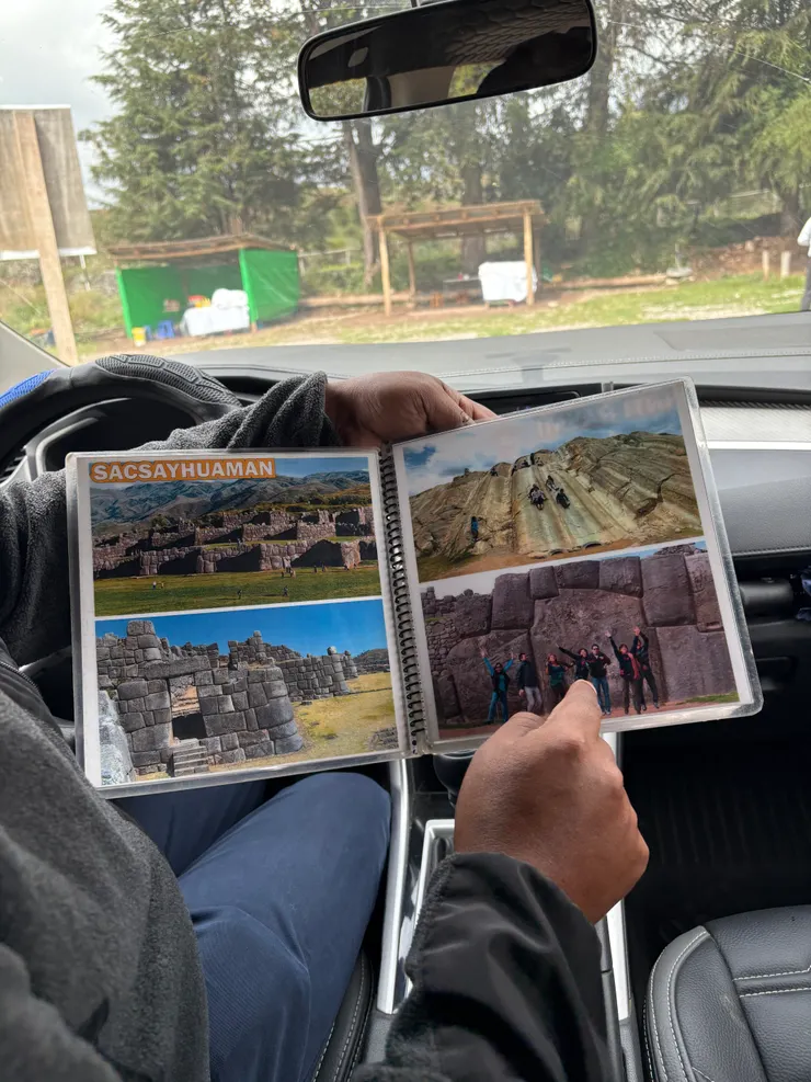 Rolando在車上把Sacsayhuamán必看的景點指了出來
