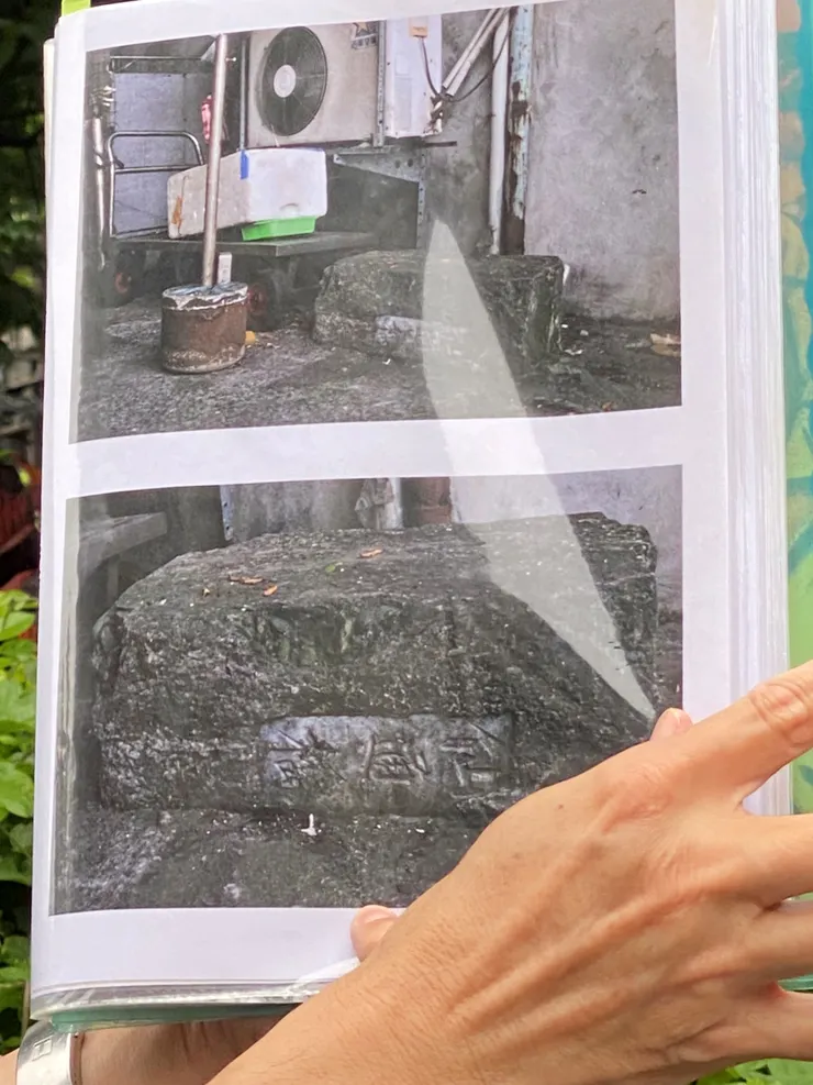被當作廢棄物橫躺在民宅前的仙通橋碑