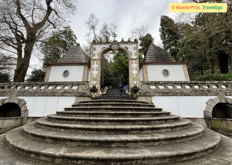 通往山上仁慈耶穌朝聖所步道入口