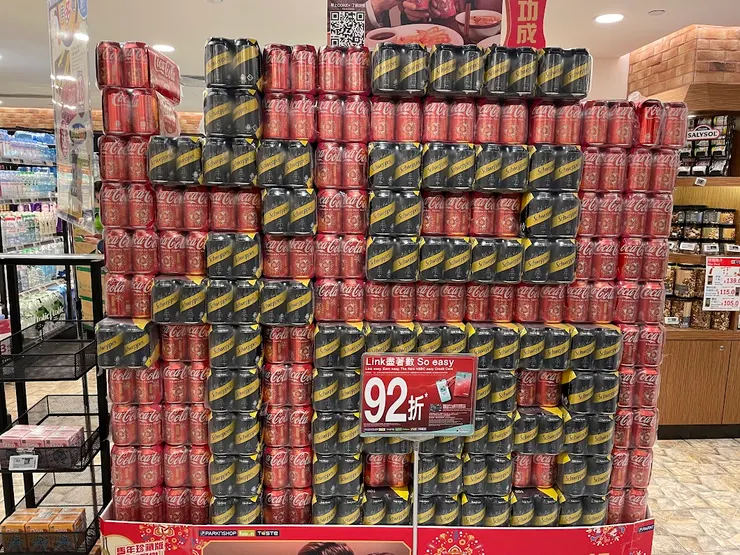 超級市場職員也利用高超的技術，精心排列出大大的「福」字。（作者拍攝）