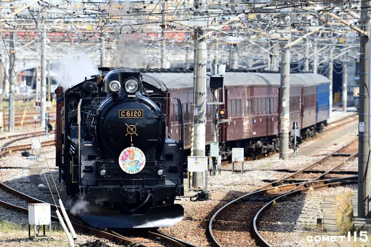 為慶祝高崎車站設站140週年，專列由C61形蒸汽機車加上舊型客車，懷舊味十足！