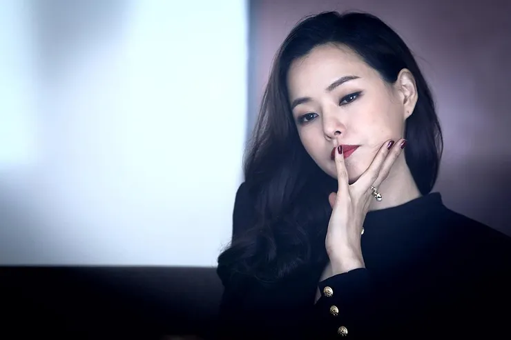 性感寡婦智妍(李荷妮飾)