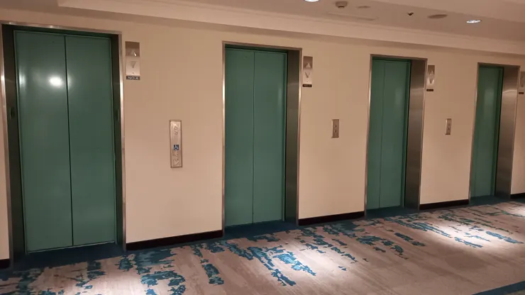 台中福華大飯店一共有四部電梯相當氣派!