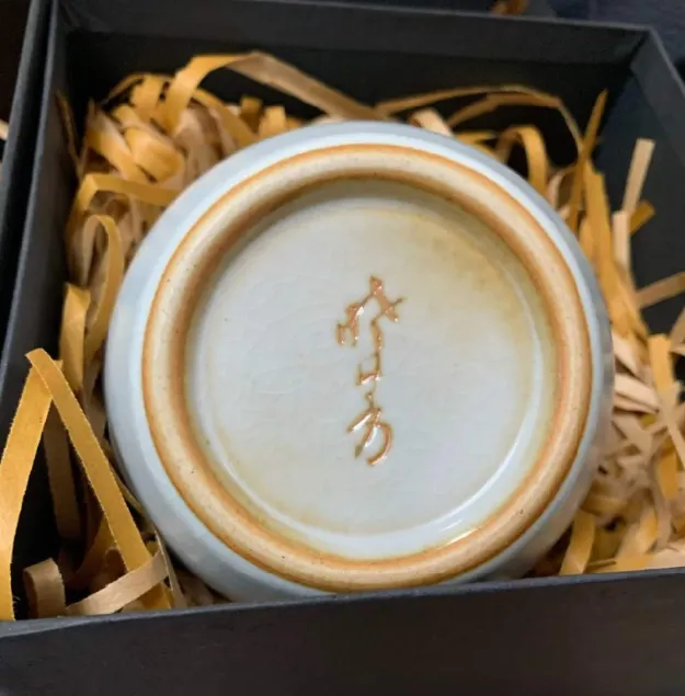 底款：常見「曉芳」二字篆書或楷書款，部分早期作品無款但風格鮮明。