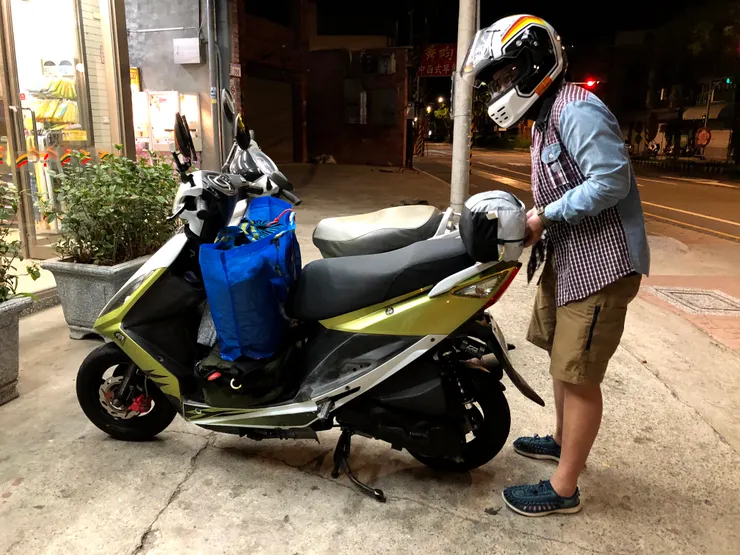 在路邊確定帳篷有綁好