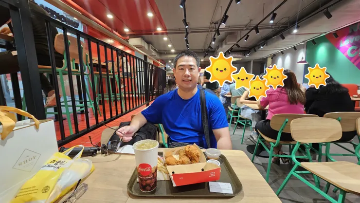 我在新加坡幸運商業中心享用菲律賓速食店快樂蜂!真的超好吃!