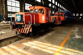 火車與工廠建築的光影對話