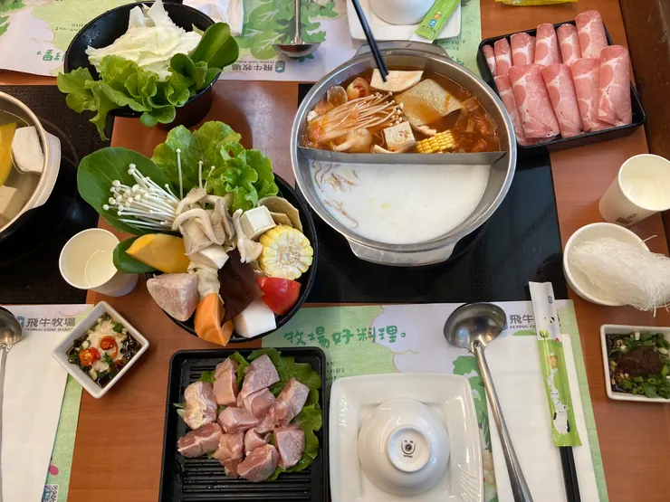 各別點了牛奶鍋、昆布鍋跟泡菜鍋,整體吃起來很不錯!