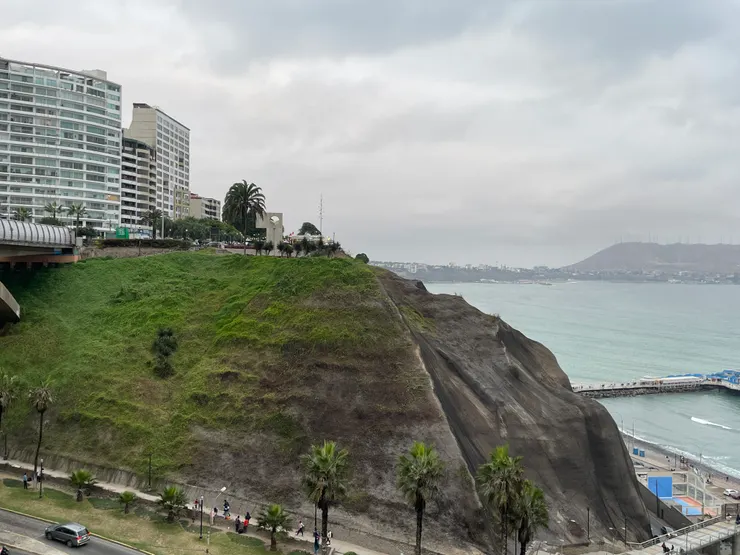 這是Lima獨有的地形,以及在Miraflores區眺望遠處的另一座山頭(貧民區)