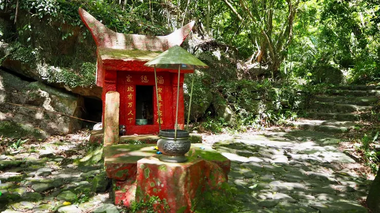 步道上的土地公廟。