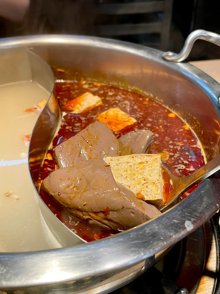 麻辣鍋，鍋底鴨血、豆腐