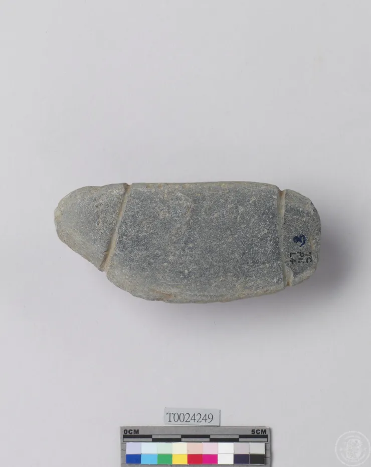 兩縊型網墜可見兩側凹槽。※參考圖，非十五份遺址出土物（圖片來源：中央研究院歷史語言研究所。）