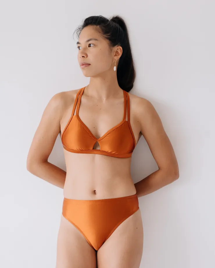 款式：spii 導流無綁帶上衣＋OLD 中腰復古甜挖臀褲；顏色：絲光紅銅