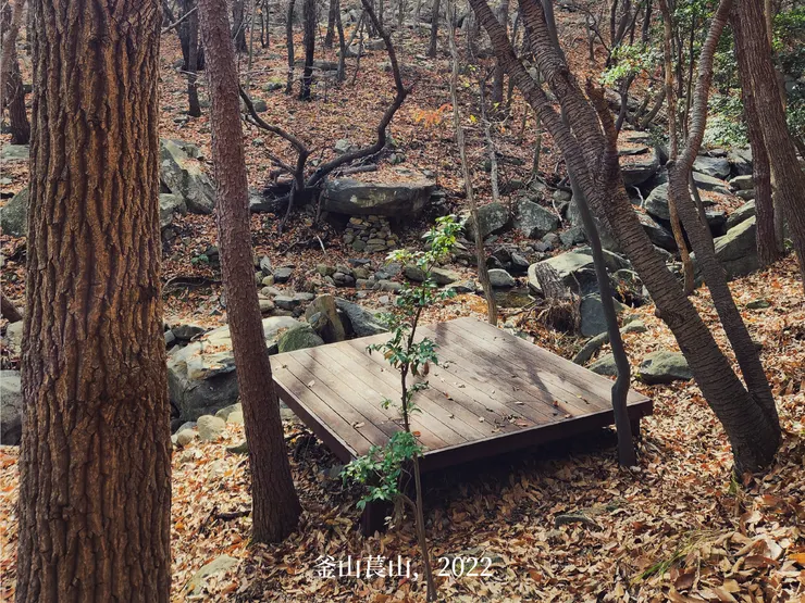 在韓國的登山路線上，常常可以見到這樣的休息平台，許多登山客會在這裡休息、享用食物，聚在一起聊天