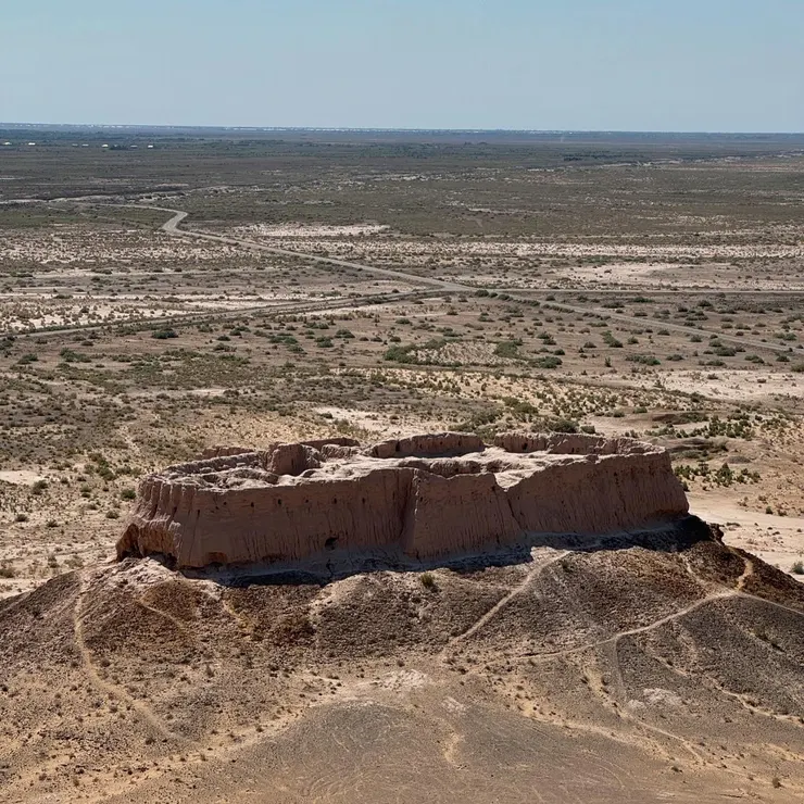 從  Ayoz Qalʼa 瞭望另一個附近的古堡