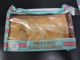 超市可以看到一大塊的empanada; 咖啡廳則往往販售像是咖哩餃一般的大小