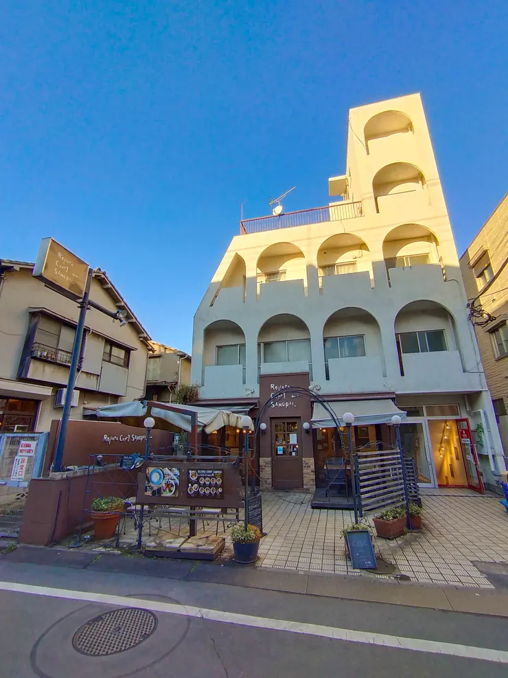 可愛造型的公寓，一樓就是餐廳